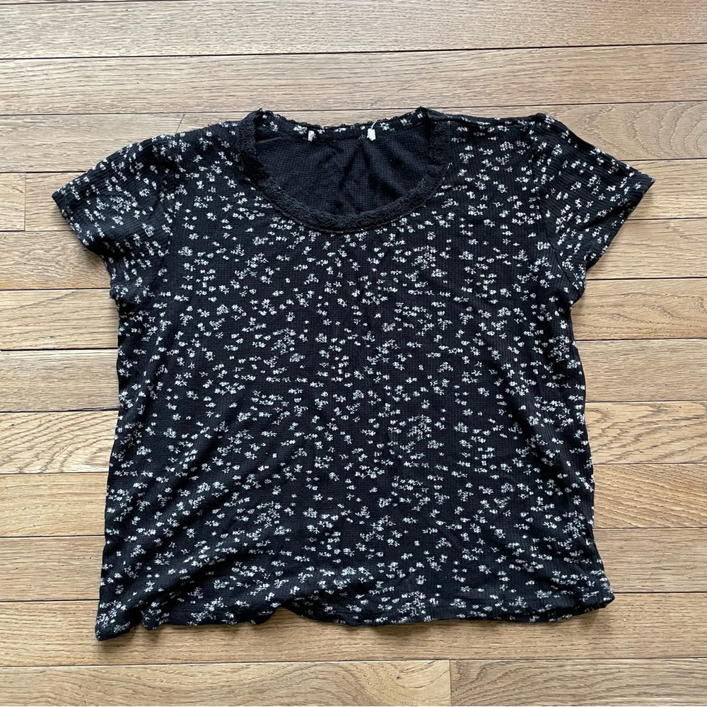 Black floral Top
No size tag - it is a size L